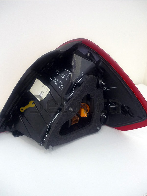 Фонарь задний левый для Ниссан Тиида седан оригинальный