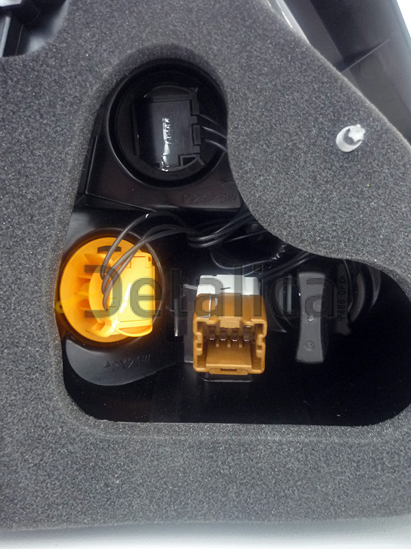 Фонарь задний левый для Ниссан Тиида седан оригинальный