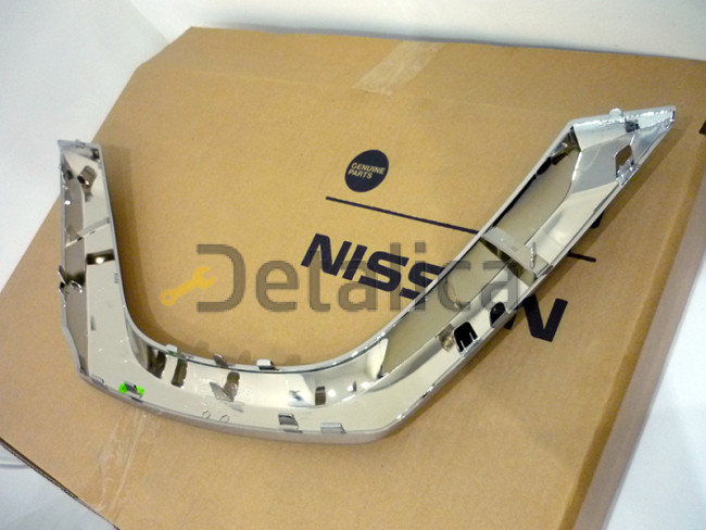 Молдинг решетки радиатора для Ниссан Кашкай J11E оригинал