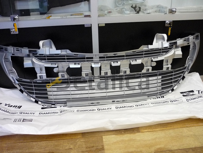 Решетка бампера передняя для Пежо 308 от 2007