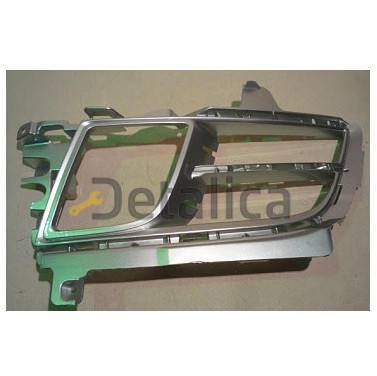 Решетка бампера передняя левая  с отверстием под противотуманку серебристая для мазда 6 от 2008