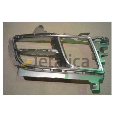 Решетка бампера передняя правая  с отверстием под противотуманку серебристая для мазда 6 от 2008