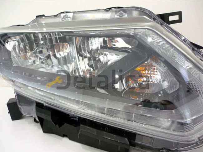 Фара правая для Ниссан Х-Трейл Т32 оригинал Галоген ( в сборе ) оригинал
