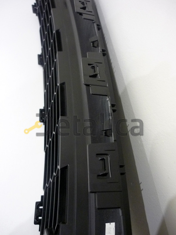 Решетка переднего бампера Шевроле Авео Т300 оригинал