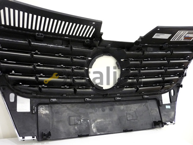 Решетка радиатора с хром молдингом без отв. п/датчик для Фольксваген Пассат Б6 от 2005 (Тайвань)