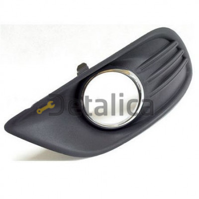 Решетка переднего бампера левая (с отверстием под птф) с хром молдингом для Форд Фокус 2 рестайл