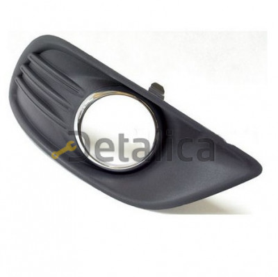 Решетка переднего бампера правая (с отверстием под птф) с хром молдингом для Форд Фокус 2 рестайл