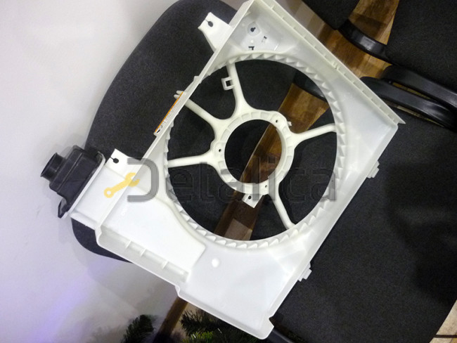 Корпус диффузора радиатора с бочком для Киа Пиканто рестайлинг (Оригинал)