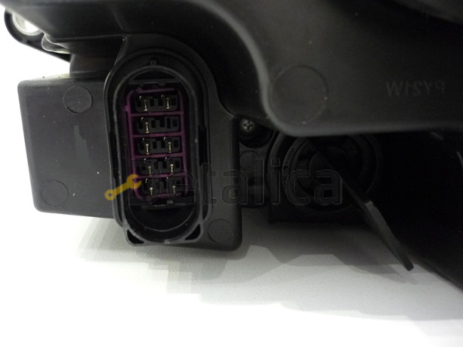 Фара правая с регулятором мотора внутри черная для Фольксваген Джетта 6 от 2011 (Depo)