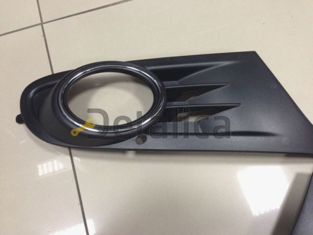 Решетка переднего бампера правая под птф с хром молдингом для Фольксваген Гольф 6 от 2009 (Тайвань)