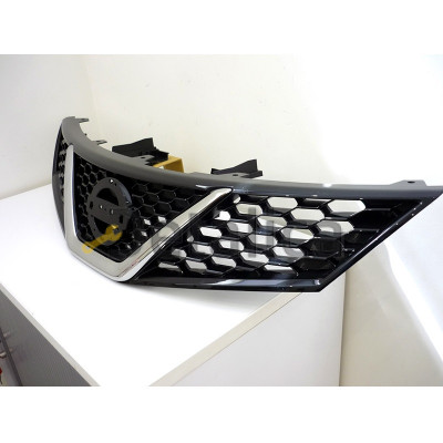 Решётка радиатора для Ниссан Тиида С13 оригинал