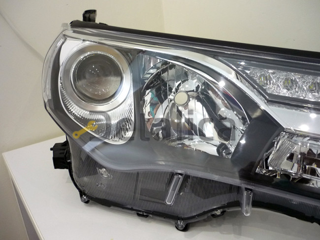 Фара правая для Тойота Рав 4 2013 диоды и ксенон