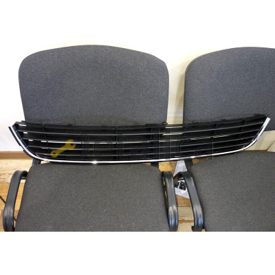 Решетка переднего бампера центральная с хром молдингом для Фольксваген Гольф 6 от 2009 (Тайвань)