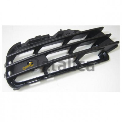 Решетка бампера передняя правая с отверстием под парктроник для Фольксваген Туарег от 2011 (Тайвань)