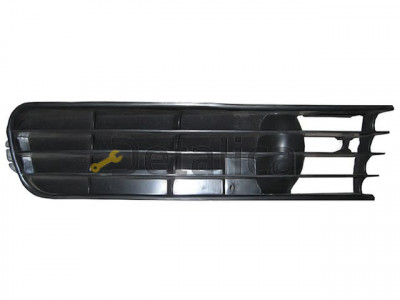 AUDI 100 решетка бампера передн прав без отв п/противотум