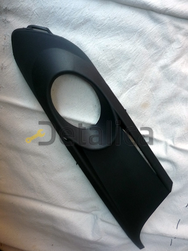 Решетка переднего бампера правая с отверстием под ПТФ для Фольксваген Джетта 6 (VI) от 2011 (Тайвань)