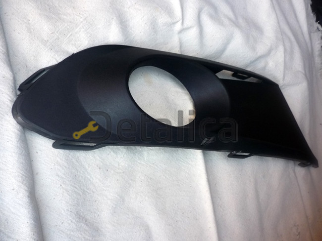 Решетка переднего бампера правая с отверстием под ПТФ для Фольксваген Джетта 6 (VI) от 2011 (Тайвань)