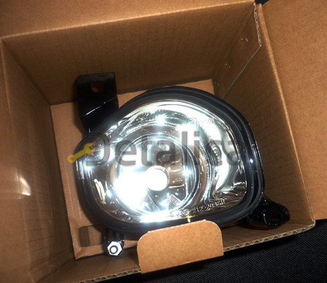 Фара противотуманная правая для Тойота Авенсис от 2003-2005 (Depo)