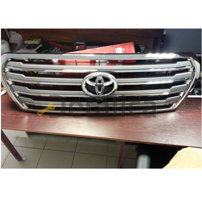 Решетка радиатора (с отверстием под камеру) для Тойота Ленд Крузер 200 от 2012 оригинал