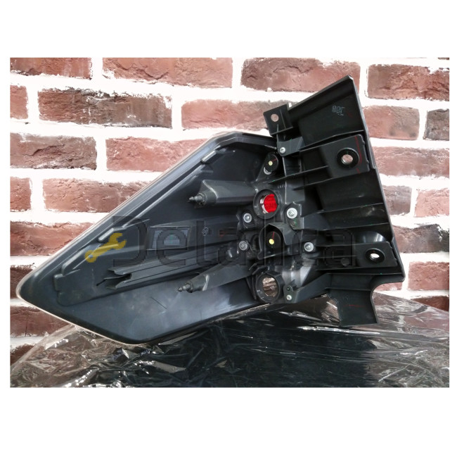 Фонарь задний правый для Ниссан Х-Трейл Т32 оригинал ( корпус ) 