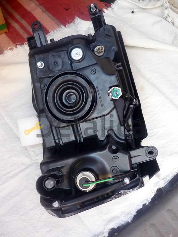 Фара правая для Ниссан Патрол Y61 без корректора