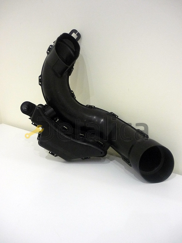 Корпус (патрубок) воздушного фильтра Ниссан Жук