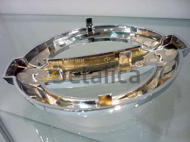 Эмблема в решётку радиатора Ниссан Кашкай J10 рестайл