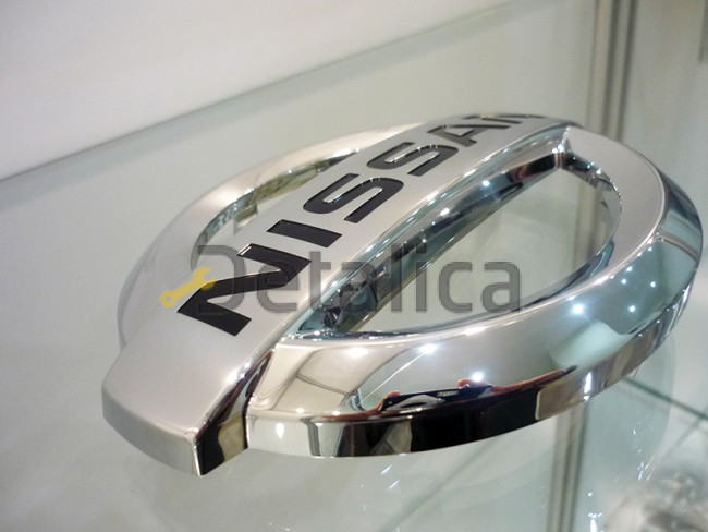 Эмблема в решётку радиатора Ниссан Кашкай J10 рестайл