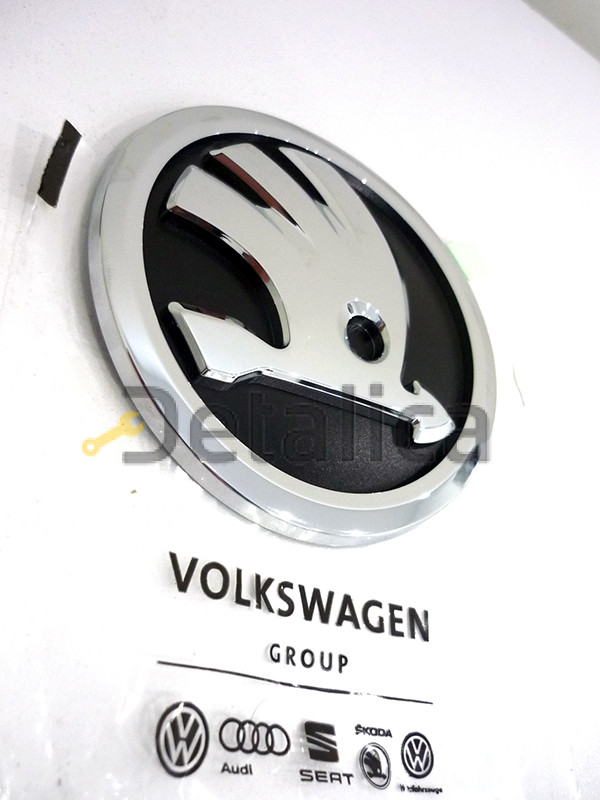 Эмблема на капот Шкода Рапид оригинал